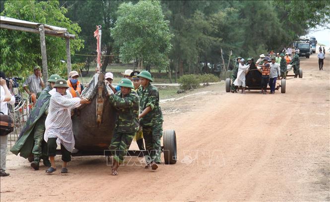 Xây dựng phòng thủ quân khu, khu vực phòng thủ vững chắc toàn diện, hợp thành phòng thủ đất nước; củng cố, tăng cường tiềm lực quốc phòng vùng chiến lược, trọng điểm, biển, đảo, khu vực biên giới, địa bàn xung yếu. Trong ảnh: Bộ đội huyện Hải Lăng (Quảng Trị) phối hợp với các lực lượng tổ chức diễn tập phòng chống lụt bão, tìm kiếm cứu nạn năm 2014. Ảnh: Hồ Cầu - TTXVN