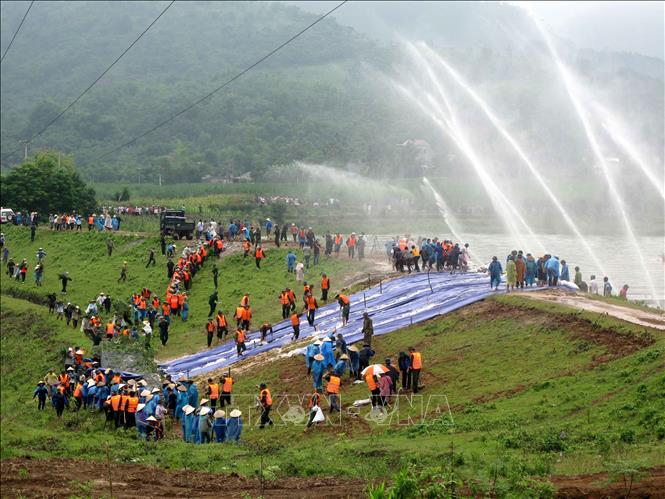 Xây dựng phòng thủ quân khu, khu vực phòng thủ vững chắc toàn diện, hợp thành phòng thủ đất nước; củng cố, tăng cường tiềm lực quốc phòng vùng chiến lược, trọng điểm, biển, đảo, khu vực biên giới, địa bàn xung yếu. Trong ảnh: Lực lượng vũ trang Quân khu 3 phối hợp với các lực lượng chức năng và nhân dân tổ chức diễn tập “Ứng cứu khi có sự cố vỡ đập và sơ tán dân vùng hạ du - năm 2011”. Ảnh: Nhan Sinh - TTXVN