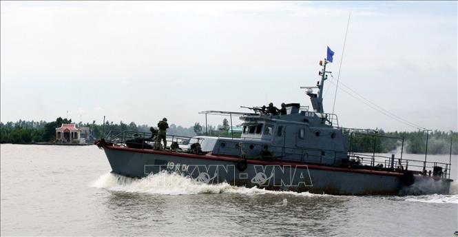 Xây dựng phòng thủ quân khu, khu vực phòng thủ vững chắc toàn diện, hợp thành phòng thủ đất nước; củng cố, tăng cường tiềm lực quốc phòng vùng chiến lược, trọng điểm, biển, đảo, khu vực biên giới, địa bàn xung yếu. Trong ảnh: Từ ngày 13 - 15/10/2009, tỉnh Cà Mau phối hợp với Quân khu 9 tổ chức thực binh diễn tập “CM-09” nhằm tăng cường hoạt động của khối đảng, chính quyền, sở, ban ngành, đoàn thể xã hội trong các trạng thái sẵn sàng chiến đấu; chuyển địa phương từ thời bình sang thời chiến và hoạt động tác chiến khu vực phòng thủ. Ảnh: Lê Huy Hải - TTXVN