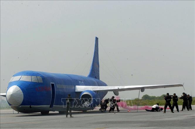 Xây dựng phòng thủ quân khu, khu vực phòng thủ vững chắc toàn diện, hợp thành phòng thủ đất nước; củng cố, tăng cường tiềm lực quốc phòng vùng chiến lược, trọng điểm, biển, đảo, khu vực biên giới, địa bàn xung yếu. Trong ảnh: Lực lượng quân đội phối hợp với các lực lượng chức năng tham gia diễn tập khẩn nguy sân bay, giải thoát con tin, chống  khủng bố, gây rối, bạo loạn tại cảng hàng không Cát Bi (Hải Phòng) năm 2009. Ảnh: Đình Trân - TTXVN