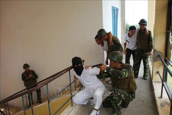 Xây dựng phòng thủ quân khu, khu vực phòng thủ vững chắc toàn diện, hợp thành phòng thủ đất nước; củng cố, tăng cường tiềm lực quốc phòng vùng chiến lược, trọng điểm, biển, đảo, khu vực biên giới, địa bàn xung yếu. Trong ảnh: Đoàn đặc công B29 (Binh chủng Đặc công) diễn tập chống khủng bố, giải thoát an toàn cho các con tin. Ảnh: Trọng Đức - TTXVN