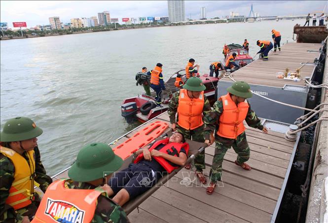 Xây dựng phòng thủ quân khu, khu vực phòng thủ vững chắc toàn diện, hợp thành phòng thủ đất nước; củng cố, tăng cường tiềm lực quốc phòng vùng chiến lược, trọng điểm, biển, đảo, khu vực biên giới, địa bàn xung yếu. Trong ảnh: Lực lượng quân đội thành phố Đà Nẵng tổ chức Diễn tập thực binh tìm kiếm cứu nạn, cứu hộ trên sông Hàn năm 2016. Ảnh: Trần Lê Lâm - TTXVN