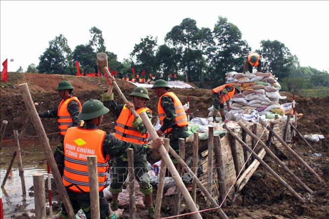 Xây dựng phòng thủ quân khu, khu vực phòng thủ vững chắc toàn diện, hợp thành phòng thủ đất nước; củng cố, tăng cường tiềm lực quốc phòng vùng chiến lược, trọng điểm, biển, đảo, khu vực biên giới, địa bàn xung yếu. Trong ảnh: Lực lượng Binh chủng Công binh phối hợp với các lực lượng, ngành chức năng tổ chức diễn tập thực nghiệm phòng chống lụt bão và tìm kiếm cứu nạn năm 2010 tại huyện Ba Vì (Hà Nội). Ảnh: Trọng Đức - TTXVN