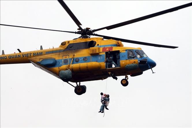 Xây dựng phòng thủ quân khu, khu vực phòng thủ vững chắc toàn diện, hợp thành phòng thủ đất nước; củng cố, tăng cường tiềm lực quốc phòng vùng chiến lược, trọng điểm, biển, đảo, khu vực biên giới, địa bàn xung yếu. Trong ảnh: Máy bay trực thăng của không quân tham gia Diễn tập tìm kiếm, cứu nạn hàng không 2012 (SAREX 2012), tại Sơn Tây (Hà Nội) với sự tham gia của nhiều lực lượng. Ảnh: Trọng Đức - TTXVN