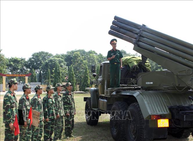 Xây dựng thực lực, tiềm lực quốc phòng; xây dựng lực lượng vũ trang nhân dân vững mạnh, có sức chiến đấu cao, làm nòng cốt bảo vệ Tổ quốc. Trong ảnh: Chiến sĩ Lữ đoàn pháo binh 434 (Binh đoàn Cửu Long) học tập về tính năng, hiệu quả của pháo phản lực BM21. Ảnh: Trọng Đức - TTXVN