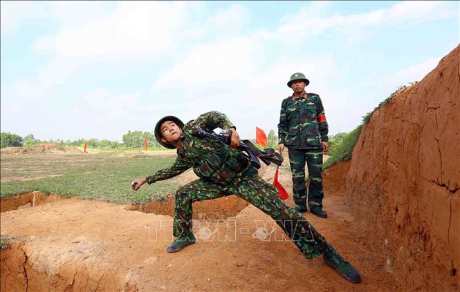 Xây dựng thực lực, tiềm lực quốc phòng; xây dựng lực lượng vũ trang nhân dân vững mạnh, có sức chiến đấu cao, làm nòng cốt bảo vệ Tổ quốc. Trong ảnh: Tân binh Sư đoàn 304 (Binh đoàn Hương Giang) trên thao trường. Ảnh: Quang Quyết - TTXVN