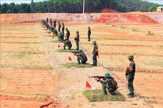 Xây dựng thực lực, tiềm lực quốc phòng; xây dựng lực lượng vũ trang nhân dân vững mạnh, có sức chiến đấu cao, làm nòng cốt bảo vệ Tổ quốc. Trong ảnh: Tân binh Sư đoàn 304 (Binh đoàn Hương Giang) trên thao trường. Ảnh: Quang Quyết - TTXVN