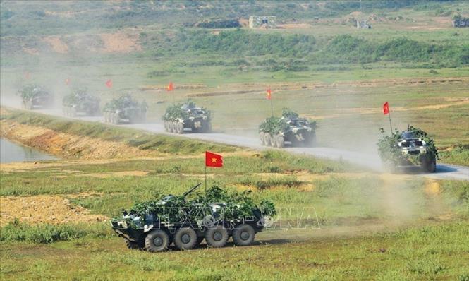 Xây dựng phòng thủ quân khu, khu vực phòng thủ vững chắc toàn diện, hợp thành phòng thủ đất nước; củng cố, tăng cường tiềm lực quốc phòng vùng chiến lược, trọng điểm, biển, đảo, khu vực biên giới, địa bàn xung yếu. Trong ảnh: Lực lượng xe thiết giáp của Bộ Tư lệnh Thủ đô tham gia Diễn tập khu vực phòng thủ thành phố Hà Nội năm 2019. Ảnh: Nguyễn Cúc - TTXVN