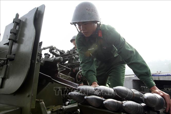 Xây dựng thực lực, tiềm lực quốc phòng; xây dựng lực lượng vũ trang nhân dân vững mạnh, có sức chiến đấu cao, làm nòng cốt bảo vệ Tổ quốc. Trong ảnh: Chiến sĩ Tiểu đoàn pháo 57 mm, Lữ đoàn pháo binh 210 (Quân khu 1) huấn luyện, cơ động sẵn sàng chiến đấu, bảo vệ mục tiêu trọng yếu và thành phố Thái Nguyên. Ảnh: Trọng Đức - TTXVN