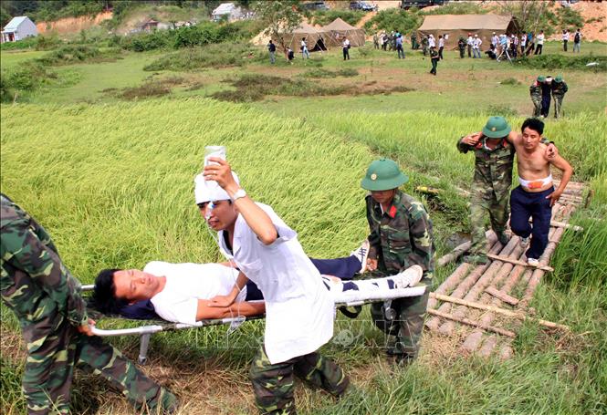 Xây dựng phòng thủ quân khu, khu vực phòng thủ vững chắc toàn diện, hợp thành phòng thủ đất nước; củng cố, tăng cường tiềm lực quốc phòng vùng chiến lược, trọng điểm, biển, đảo, khu vực biên giới, địa bàn xung yếu. Trong ảnh: Lực lượng bộ đội Quân khu 5 tham gia Diễn tập ứng phó động đất và tìm kiếm cứu nạn tại huyện Bắc Trà My, tỉnh Quảng Nam, tháng 8/2013. Ảnh: Trần Lê Lâm – TTXVN