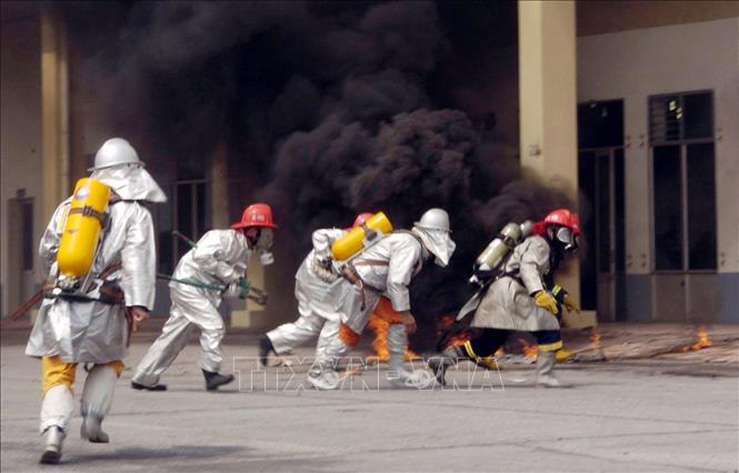 Xây dựng thực lực, tiềm lực quốc phòng; xây dựng lực lượng vũ trang nhân dân vững mạnh, có sức chiến đấu cao, làm nòng cốt bảo vệ Tổ quốc. Trong ảnh: Bộ đội hoá học tham gia diễn tập cứu hộ, cứu nạn khẩn nguy sân bay, giải thoát con tin, chống  khủng bố, gây rối, bạo loạn tại cảng hàng không Cát Bi (Hải Phòng), thnags 9/2009. Ảnh: Đình Trân - TTXVN