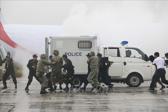 Xây dựng phòng thủ quân khu, khu vực phòng thủ vững chắc toàn diện, hợp thành phòng thủ đất nước; củng cố, tăng cường tiềm lực quốc phòng vùng chiến lược, trọng điểm, biển, đảo, khu vực biên giới, địa bàn xung yếu. Trong ảnh: Bộ đội đặc công tham gia diễn tập tình huống giả định khẩn nguy hàng không. Ảnh: Phan Sáu - TTXVN