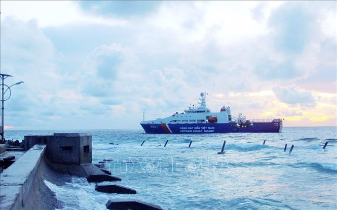 Xây dựng thực lực, tiềm lực quốc phòng; xây dựng lực lượng vũ trang nhân dân vững mạnh, có sức chiến đấu cao, làm nòng cốt bảo vệ Tổ quốc. Trong ảnh: Tàu Cảnh sát biển CSB 8001 làm nhiệm vụ tại khu vực đảo Trường Sa Lớn. Ảnh: Lâm Khánh - TTXVN