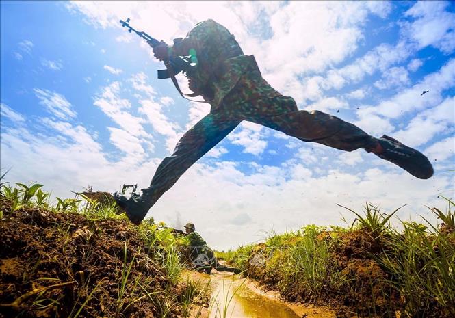 Xây dựng phòng thủ quân khu, khu vực phòng thủ vững chắc toàn diện, hợp thành phòng thủ đất nước; củng cố, tăng cường tiềm lực quốc phòng vùng chiến lược, trọng điểm, biển, đảo, khu vực biên giới, địa bàn xung yếu. Trong ảnh: Bộ đội địa phương tỉnh Hậu Giang tham gia diễn tập khu vực phòng thủ cấp tỉnh năm 2019 với nội dung: Tiểu đoàn bộ binh tiến công địch đổ bộ đường không. Ảnh: Duy Khương - TTXVN