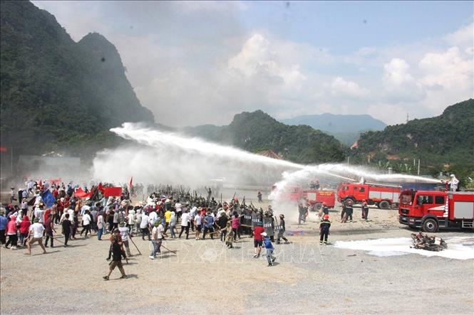 Xây dựng phòng thủ quân khu, khu vực phòng thủ vững chắc toàn diện, hợp thành phòng thủ đất nước; củng cố, tăng cường tiềm lực quốc phòng vùng chiến lược, trọng điểm, biển, đảo, khu vực biên giới, địa bàn xung yếu. Trong ảnh: Diễn tập khu vực phòng thủ tỉnh Hà Giang năm 2019 với sự tham dự của các lực lượng thuộc Quân khu 2 và một số Bộ, ngành Trung ương với nội dung: Chuyển lực lượng vũ trang vào các trạng thái sẵn sàng chiến đấu cao, chuyển địa phương vào các trạng thái về quốc phòng; tổ chức chuẩn bị tác chiến phòng thủ và thực hành tác chiến phòng thủ. Ảnh: Minh Tâm - TTXVN