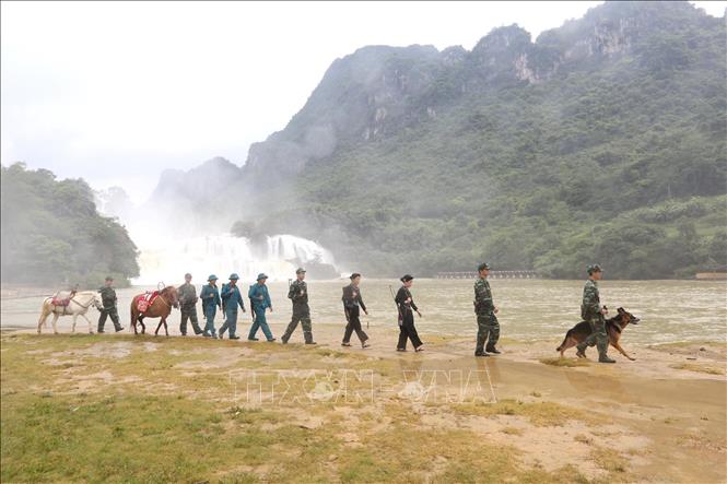 Xây dựng thực lực, tiềm lực quốc phòng; xây dựng lực lượng vũ trang nhân dân vững mạnh, có sức chiến đấu cao, làm nòng cốt bảo vệ Tổ quốc. Trong ảnh: BĐBP Ðồn Biên phòng Đàm Thủy phối hợp với các lực lượng tuần tra khu vực biên giới huyện Trùng Khánh, tỉnh Cao Bằng. Ảnh: Anh Tuấn – TTXVN