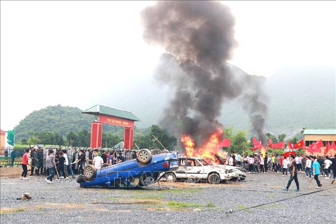 Xây dựng phòng thủ quân khu, khu vực phòng thủ vững chắc toàn diện, hợp thành phòng thủ đất nước; củng cố, tăng cường tiềm lực quốc phòng vùng chiến lược, trọng điểm, biển, đảo, khu vực biên giới, địa bàn xung yếu. Trong ảnh: Diễn tập khu vực phòng thủ tỉnh Hà Giang năm 2019 với sự tham dự của các lực lượng thuộc Quân khu 2 và một số Bộ, ngành Trung ương với nội dung: Chuyển lực lượng vũ trang vào các trạng thái sẵn sàng chiến đấu cao, chuyển địa phương vào các trạng thái về quốc phòng; tổ chức chuẩn bị tác chiến phòng thủ và thực hành tác chiến phòng thủ. Ảnh: Minh Tâm - TTXVN