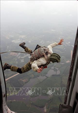 Xây dựng thực lực, tiềm lực quốc phòng; xây dựng lực lượng vũ trang nhân dân vững mạnh, có sức chiến đấu cao, làm nòng cốt bảo vệ Tổ quốc. Trong ảnh: Chiến sĩ Trung đoàn Không quân C16 (Quân chủng Phòng không - Không quân) diễn tập nhảy dù từ độ cao 1.200 mét để phối hợp với các lực lượng xử lý các tình huống như chiến đấu, chống khủng bố, giải thoát con tin, phòng chống lụt bão, cứu hộ, cứu nạn.... Ảnh: Trọng Đức - TTXVN