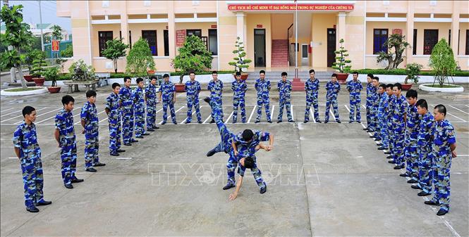 Xây dựng thực lực, tiềm lực quốc phòng; xây dựng lực lượng vũ trang nhân dân vững mạnh, có sức chiến đấu cao, làm nòng cốt bảo vệ Tổ quốc. Trong ảnh: Chiến sĩ Hải đội 402, Vùng Cảnh sát biển 4 thường xuyên luyện tập nâng cao trình độ võ thuật, đáp ứng yêu cầu nhiệm vụ thực thi pháp luật trên vùng biển. Ảnh: Huỳnh Thế Anh - TTXVN