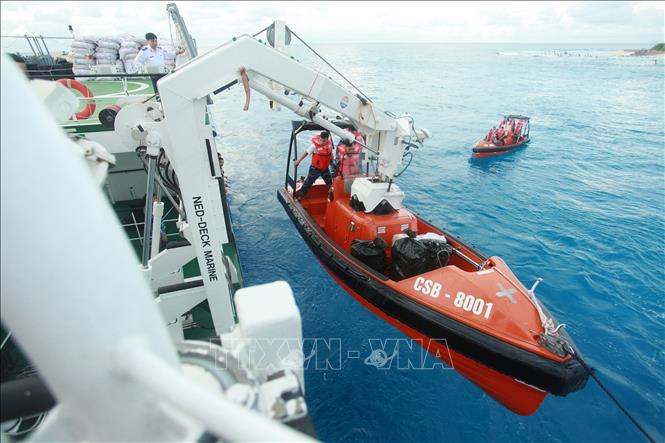 Xây dựng thực lực, tiềm lực quốc phòng; xây dựng lực lượng vũ trang nhân dân vững mạnh, có sức chiến đấu cao, làm nòng cốt bảo vệ Tổ quốc. Trong ảnh: Tàu Cảnh sát biển CSB 8001 thực thi nhiệm vụ bảo vệ chủ quyền biển đảo tại khu vực biển gần Nhà giàn DK1/15. Ảnh: Lâm Khánh - TTXVN