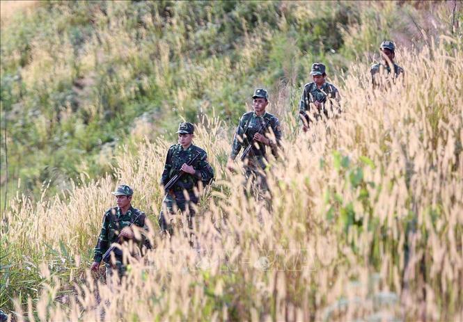 Xây dựng thực lực, tiềm lực quốc phòng; xây dựng lực lượng vũ trang nhân dân vững mạnh, có sức chiến đấu cao, làm nòng cốt bảo vệ Tổ quốc. Trong ảnh: Lực lượng trinh sát Bộ đội Biên phòng Đắk Lắk tuần tra biên giới. Ảnh: Dương Giang - TTXVN