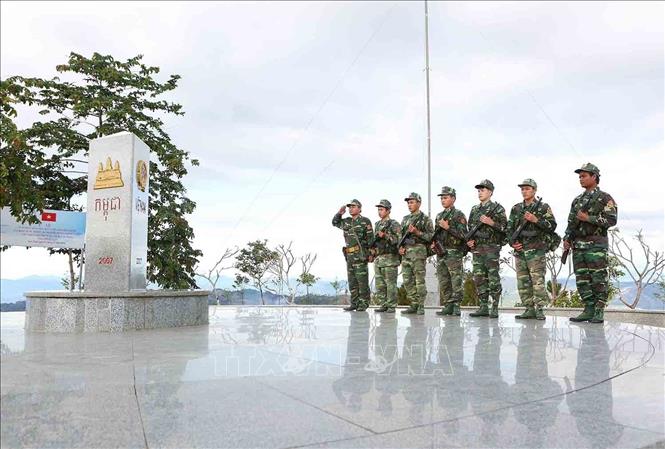 Xây dựng thực lực, tiềm lực quốc phòng; xây dựng lực lượng vũ trang nhân dân vững mạnh, có sức chiến đấu cao, làm nòng cốt bảo vệ Tổ quốc. Trong ảnh: Lực lượng trinh sát Bộ đội Biên phòng Đắk Lắk tuần tra biên giới. Ảnh: Dương Giang - TTXVN