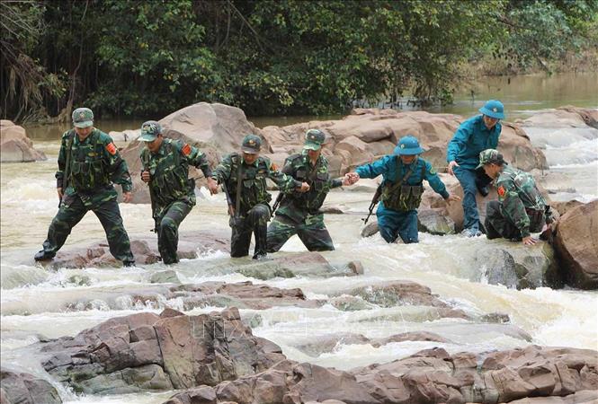 Xây dựng thực lực, tiềm lực quốc phòng; xây dựng lực lượng vũ trang nhân dân vững mạnh, có sức chiến đấu cao, làm nòng cốt bảo vệ Tổ quốc. Trong ảnh: Bộ đội Biên phòng Đắk Lắk phối hợp với dân quân tự về tuần tra tại khu vực sông Sêrêpốk. Ảnh: Dương Giang - TTXVN