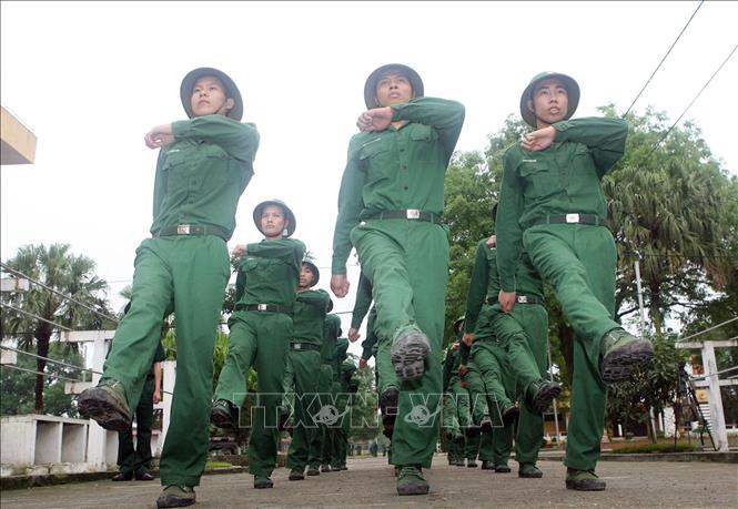 Xây dựng thực lực, tiềm lực quốc phòng; xây dựng lực lượng vũ trang nhân dân vững mạnh, có sức chiến đấu cao, làm nòng cốt bảo vệ Tổ quốc. Trong ảnh: Tự hào về truyền thống cắm lá cờ trên hầm và bắt sống tướng De Castries trong chiến dịch Điện Biên Phủ năm 1954, chiến sĩ Sư đoàn 312 - Đoàn Chiến Thắng (Quân đoàn 1) luôn hoàn thành xuất sắc nhiệm vụ được giao, huấn luyện giỏi, sẵn sàng chiến đấu cao, xứng danh ''Bộ đội Cụ Hồ - Chiến sĩ Điện Biên năm xưa''. Ảnh: Trọng Đức - TTXVN