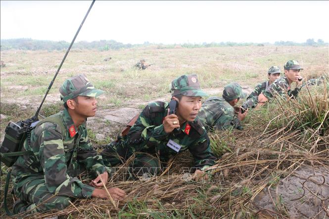 Xây dựng thực lực, tiềm lực quốc phòng; xây dựng lực lượng vũ trang nhân dân vững mạnh, có sức chiến đấu cao, làm nòng cốt bảo vệ Tổ quốc. Trong ảnh: Bộ đội Thông tin liên lạc luyện tập trên thao trường. Ảnh: Trọng Đức - TTXVN