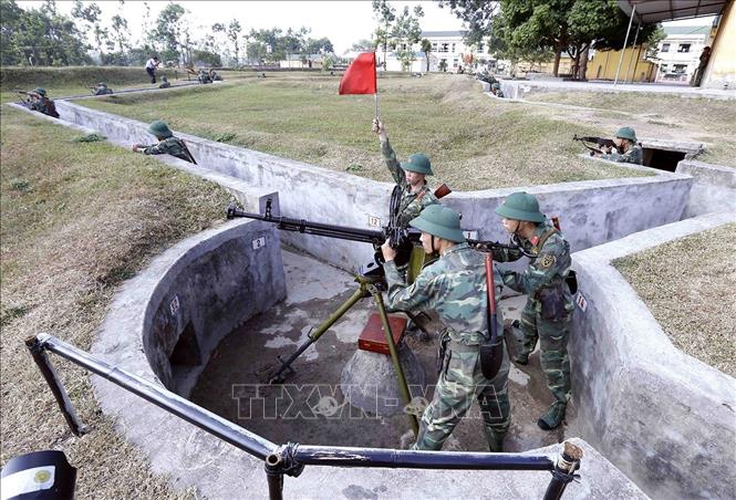 Xây dựng thực lực, tiềm lực quốc phòng; xây dựng lực lượng vũ trang nhân dân vững mạnh, có sức chiến đấu cao, làm nòng cốt bảo vệ Tổ quốc. Trong ảnh: Chiến sĩ Trung đoàn Bộ binh 209, Sư đoàn 312 (Quân đoàn 1) thường xuyên chăm lo, giáo dục bồi dưỡng chính trị, tinh thần cho cán bộ chiến sĩ, hoàn thành xuất sắc nhiệm vụ được giao, xứng đáng với Danh hiệu Anh hùng lực lượng vũ trang nhân dân'' trong thời kỳ kháng chiến. Ảnh: An Đăng - TTXVN