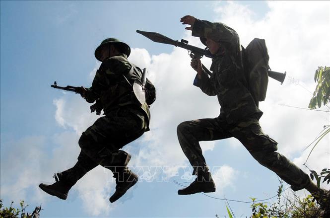 Xây dựng thực lực, tiềm lực quốc phòng; xây dựng lực lượng vũ trang nhân dân vững mạnh, có sức chiến đấu cao, làm nòng cốt bảo vệ Tổ quốc. Trong ảnh: Chiến sĩ Đoàn Đăk Tô (Quân đoàn 3 - Binh đoàn Tây Nguyên) luyện tập trên thao trường. Ảnh: Sỹ Huynh – TTXVN