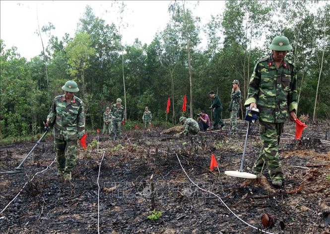 Xây dựng thực lực, tiềm lực quốc phòng; xây dựng lực lượng vũ trang nhân dân vững mạnh, có sức chiến đấu cao, làm nòng cốt bảo vệ Tổ quốc. Trong ảnh: Bộ đội công binh thành phố Đà Nẵng rà, gỡ bom, mìn tại thôn Hòa Phước, xã Hòa Nhơn, huyện Hòa Vang. Ảnh: Trọng Đức - TTXVN