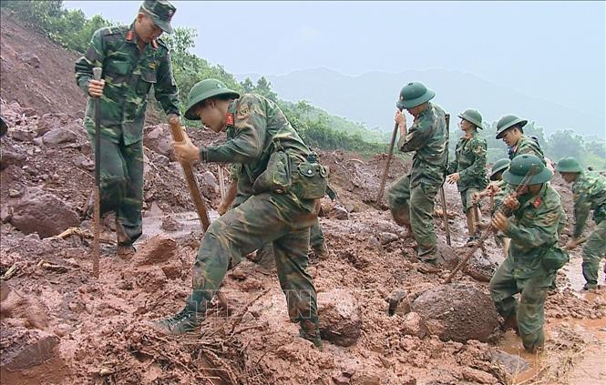 Cán bộ, chiến sĩ luôn kề vai sát cánh cùng nhân dân khắc phục hậu quả thiên tai, lũ lụt. Trong ảnh: Lực lượng quân đội nỗ lực đào bới, tìm kiếm nạn nhân bị mất tích tại khu vực sạt lở ở xã Noong Hẻo, huyện Sìn Hồ, tỉnh Lai Châu trong đợt mưa lũ cuối năm 2918. Ảnh: Quý Trung – TTXVN