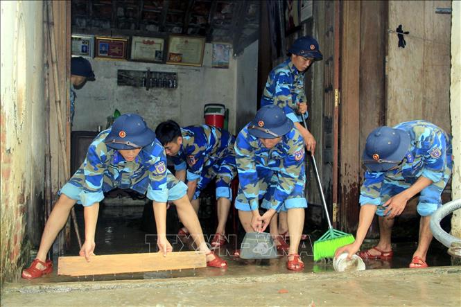 Bộ đội luôn kề vai sát cánh cùng nhân dân khắc phục hậu quả thiên tai, lũ lụt. Trong ảnh: Cán bộ, chiến sỹ bộ đội địa phương tỉnh Hà Tĩnh giúp nhân dân huyện Nghi Xuân khắc phục hậu quả do mưa lũ gây ra. Ảnh: TTXVN