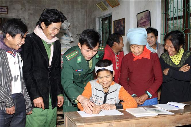 Cán bộ, chiến sĩ luôn kề vai sát cánh cùng nhân dân khắc phục hậu quả thiên tai, lũ lụt, hỏa hoạn, bài trừ hủ tục; khám và chữa bệnh miễn phí; đấu tranh ngăn ngừa âm mưu, thủ đoạn của các thế lực phản động chống phá Đảng, Nhà nước, chia rẽ khối đại đoàn kết toàn dân. Trong ảnh: Bộ đội Biên phòng Hà Tĩnh dạy chữ cho đồng bào dân tộc Chứt. Ảnh: Trọng Đức - TTXVN