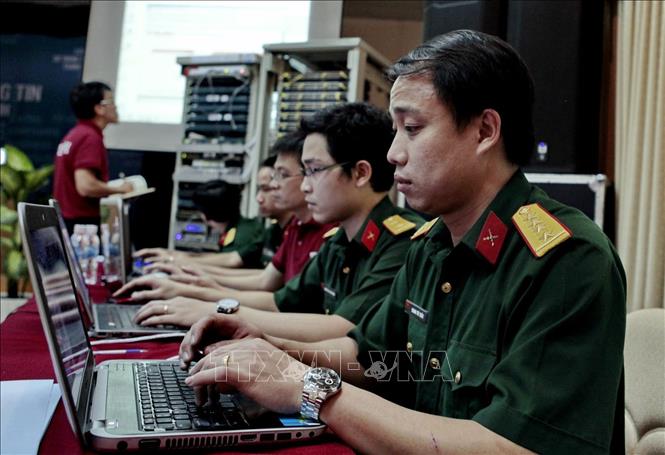 Quân đội xây dựng và tổ chức thực hiện kế hoạch, biện pháp về chiến tranh thông tin, chiến tranh không gian mạng. Trong ảnh: Diễn tập tình huống “Phòng chống tấn công làm tê liệt mạng thông tin thành phố”. Ảnh: Thế Anh - TTXVN