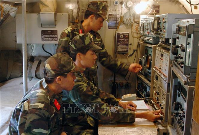 Quân đổi xây dựng và tổ chức thực hiện kế hoạch, biện pháp về chiến tranh thông tin, chiến tranh không gian mạng. Trong ảnh: Chiến sĩ Tiểu đoàn 872, Cục Tác chiến điện tử diễn tập thực hành nạp chế áp vô tuyến điện tử trên xe trinh sát, gây nhiễu thông tin điện tử của đối phương. Ảnh: Trọng Đức - TTXVN