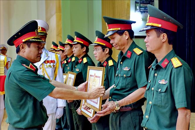 Xây dựng, tổ chức thực hiện kế hoạch bảo đảm nhu cầu dự trữ quốc gia cho quốc phòng; chuẩn bị các điều kiện cần thiết bảo đảm động viên quốc phòng. Trong ảnh: Trao Bằng khen của Quân khu 7 cho đại diện các đơn vị có thành tích xuất sắc trong thực hiện Pháp lệnh Dự bị động viên của TP Hồ Chí Minh. Ảnh: Thế Anh - TTXVN