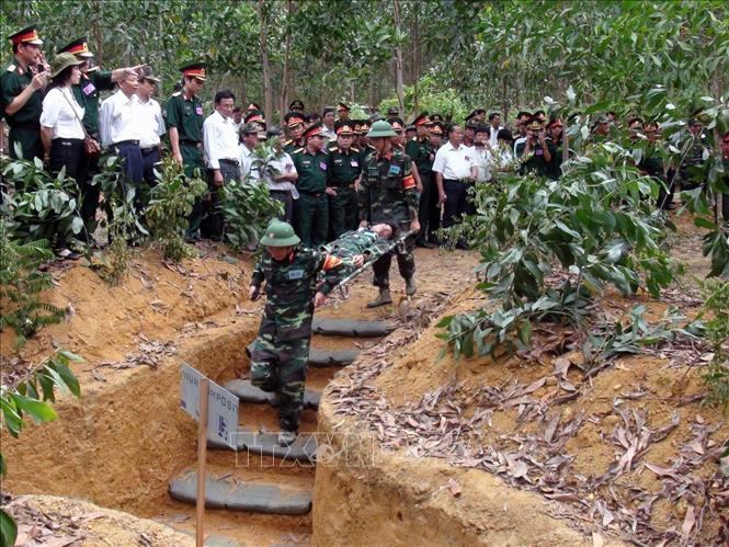 Xây dựng, tổ chức thực hiện kế hoạch bảo đảm nhu cầu dự trữ quốc gia cho quốc phòng; chuẩn bị các điều kiện cần thiết bảo đảm động viên quốc phòng. Trong ảnh: Chiến sỹ đưa thương binh vào các khoa điều trị của Bệnh viện dã chiến - dự bị động viên tại cuộc diễn tập xây dựng Bệnh viện dã chiến - dự bị động viên QY-13 năm 2013 do Bộ Tư lệnh Quân khu 5 tổ chức. Ảnh: Ly Kha – TTXVN