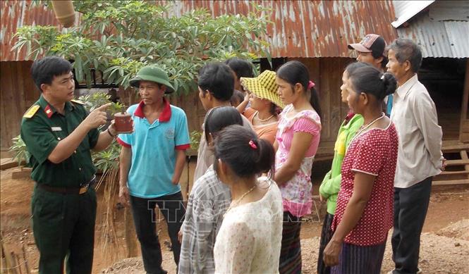 Phát huy hiệu quả của công tác dân vận - tuyên truyền, vận động nhân dân, cán bộ, chiến sĩ trong lực lượng vũ trang thực hiện tốt đường lối, chủ trương của Đảng, chính sách, pháp luật của Nhà nước. Trong ảnh: Cán bộ Đoàn công binh Tháng Tám, Binh chủng Công binh tuyên truyền, giáo dục, nâng cao nhận thức về hiểm họa bom mìn, cách phòng ngừa tai nạn bom, mìn, vật nổ còn sót lại sau chiến tranh cho đồng bào Vân Kiều bản Cu Pua, xã Đa Krông, huyện Đa Krông, tỉnh Quảng Trị. Ảnh: Phạm Thị Huế – TTXVN