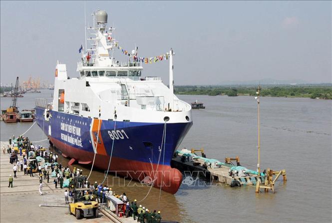 Xây dựng cơ sở vật chất, kỹ thuật; phát triển công nghiệp quốc phòng, an ninh, khoa học, công nghệ quân sự. Trong ảnh: Hạ thủy tàu Cảnh sát biển 8001 do Công ty Sông Thu (Tổng cục Công nghiệp Quốc phòng) đóng mới. Ảnh: Trọng Đức - TTXVN