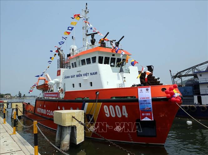 Xây dựng cơ sở vật chất, kỹ thuật; phát triển công nghiệp quốc phòng, an ninh, khoa học, công nghệ quân sự. Trong ảnh: Tàu Cảnh sát biển 9004 do Công ty Sông Thu (Tổng cục Công nghiệp Quốc phòng) đóng mới. Ảnh: Trần Lê Lâm - TTXVN