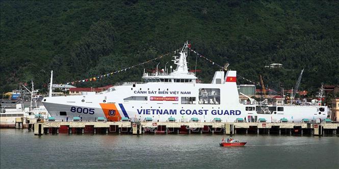 Xây dựng cơ sở vật chất, kỹ thuật; phát triển công nghiệp quốc phòng, an ninh, khoa học, công nghệ quân sự. Trong ảnh: Hạ thủy tàu Cảnh sát biển 8005 do Công ty Sông Thu (Tổng cục Công nghiệp Quốc phòng) đóng mới. Ảnh: Trần Lê Lâm - TTXVN