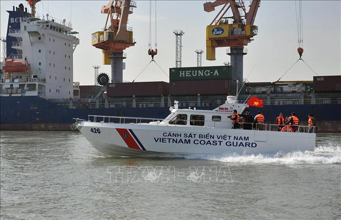 Xây dựng cơ sở vật chất, kỹ thuật; phát triển công nghiệp quốc phòng, an ninh, khoa học, công nghệ quân sự. Trong ảnh: Tàu tuần tra của Cảnh sát biển được chạy thử trong ngày bàn giao. Ảnh: Trọng Đức - TTXVN