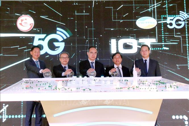 Ứng dụng thành tựu khoa học, công nghệ quân sự phù hợp để xây dựng đất nước. Trong ảnh: Ngày 21/9/2019, Tập đoàn Công nghiệp – Viễn thông Quân đội (Viettel) công bố phát sóng 5G và đưa vào khai thác hạ tầng kết nối vạn vật (IoT) tại Thành phố Hồ Chí Minh. Ảnh: Tiến Lực – TTXVN