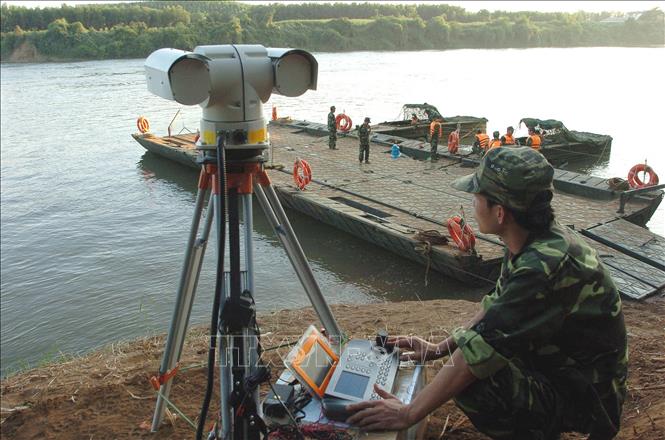 Xây dựng cơ sở vật chất, kỹ thuật; phát triển công nghiệp quốc phòng, an ninh, khoa học, công nghệ quân sự. Trong ảnh: Viện Khoa học công nghệ quân sự phối hợp với Công ty Viễn thông Quân đội (Viettel) và Cục Cơ yếu (Bộ Tổng tham mưu) chế tạo thành công thiết bị camera gắn đèn lazer để quan sát mục tiêu ban ngày và đêm, có khả năng bám sát mục tiêu, theo dõi bộ đội thực hành huấn luyện sẵn sàng chiến đấu và truyền hình ảnh trực tiếp về sở chỉ huy. Ảnh: Trọng Đức - TTXVN