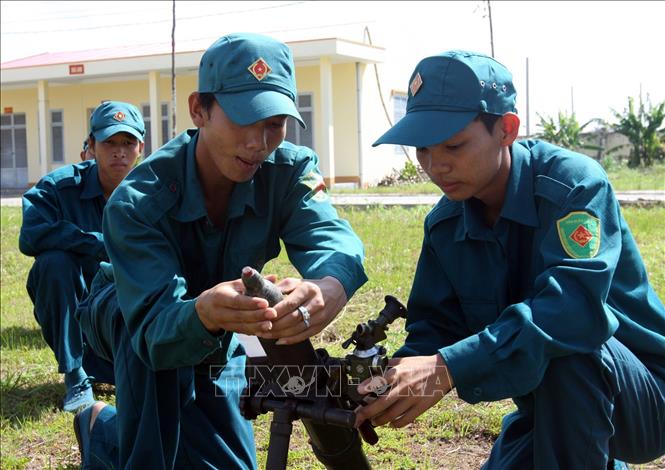 Lực lượng Dân quân tự vệ được biên chế đầy đủ, đúng chuyên nghiệp quân sự. Trong ảnh: Lực lượng dân quân tự vệ huyện Phong Điền, tỉnh Thừa Thiên - Huế huấn luyện sử dụng súng cối 60 mm. Ảnh: Trọng Đức - TTXVN