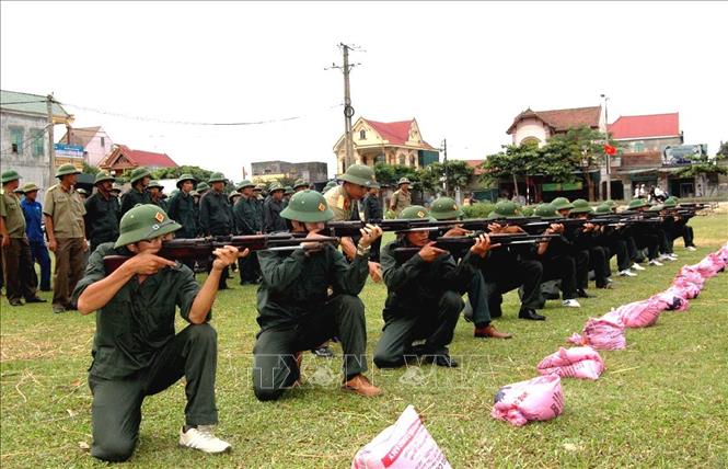 Lực lượng Dân quân tự vệ được biên chế đầy đủ, đúng chuyên nghiệp quân sự. Trong ảnh: Lực lượng tự vệ khối cơ quan hành chính huyện Hưng Nguyên, tỉnh Nghệ An tham gia huấn luyện quân sự. Ảnh: Lan Xuân - TTXVN