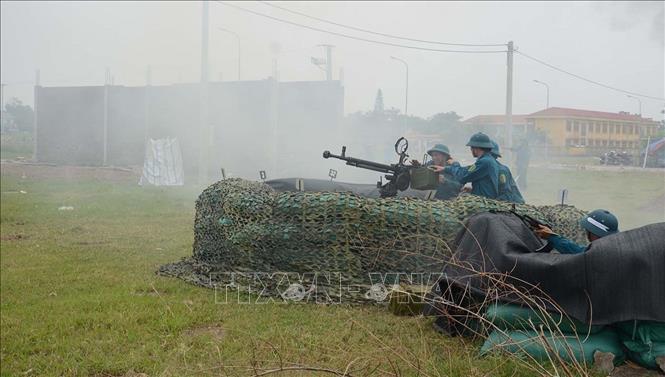 Lực lượng Dân quân tự vệ được biên chế đầy đủ, đúng chuyên nghiệp quân sự. Trong ảnh: Lực lượng Dân quân tự vệ diễn tập dùng hỏa lực tiêu diệt địch. Ảnh: Nguyễn Chinh - TTXVN