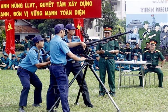Lực lượng Dân quân tự vệ được biên chế đầy đủ, đúng chuyên nghiệp quân sự. Trong ảnh: Lực lượng Dân quân diễn tập thao tác vũ khí tại Hội thao quốc phòng Thành phố Hồ Chí Minh năm 2013. Ảnh: Thế Anh - TTXVN